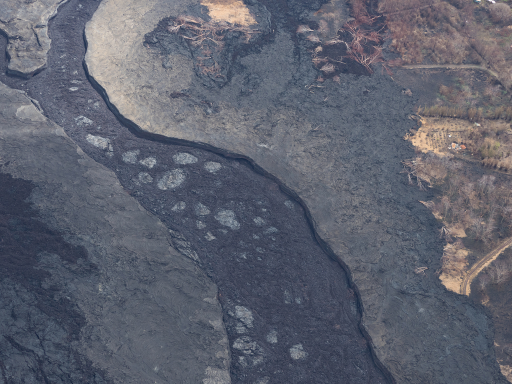 Fissure_8's_erstwhile_lava_river_and_natural_levees.-1.jpg