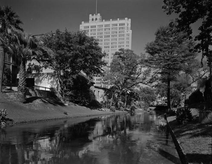 1190549413_sanantonioriverlookingdownstreamtonavarrostbridge1938withpalmsutsacollection2.jpg.d68266fe17c02198626fe54112db4a8c.jpg