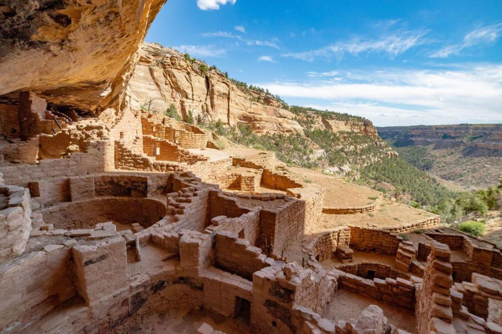 Mesa-Verde-Long-House.jpg.optimal.thumb.jpg.f808444bd1228ba25bed5f4d665118b9.jpg